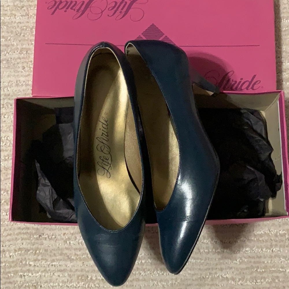 Life stride Sheila navy hi heels size 6B EUC